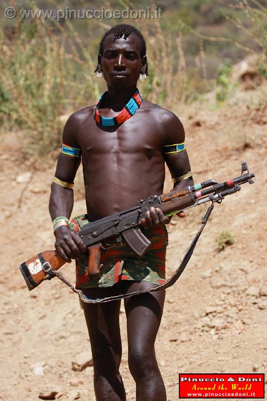 Ethiopia - 415 - Pastore Ari con kalashnikov.jpg